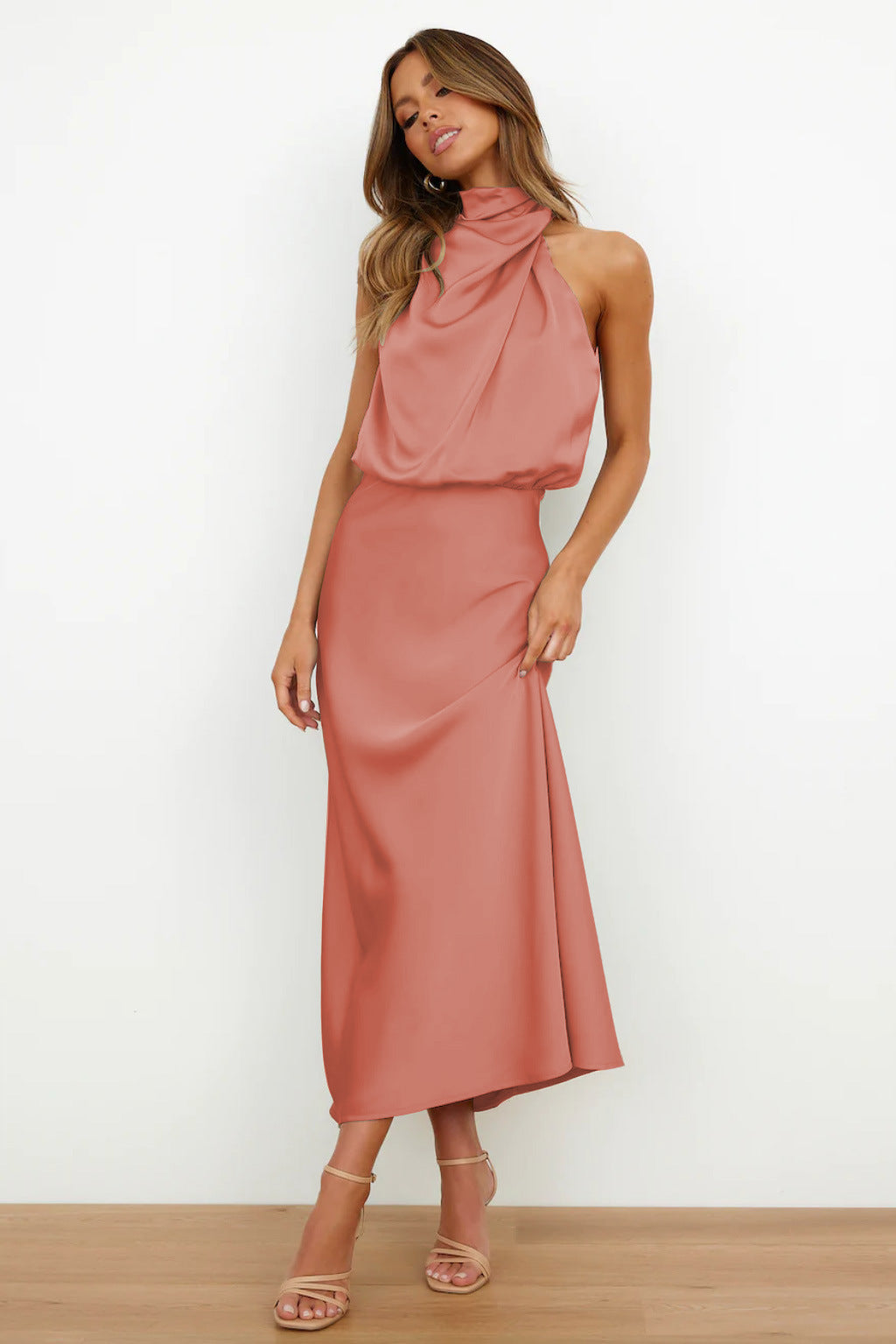 Valeria™ | Lang Satinrobe med Halterneck