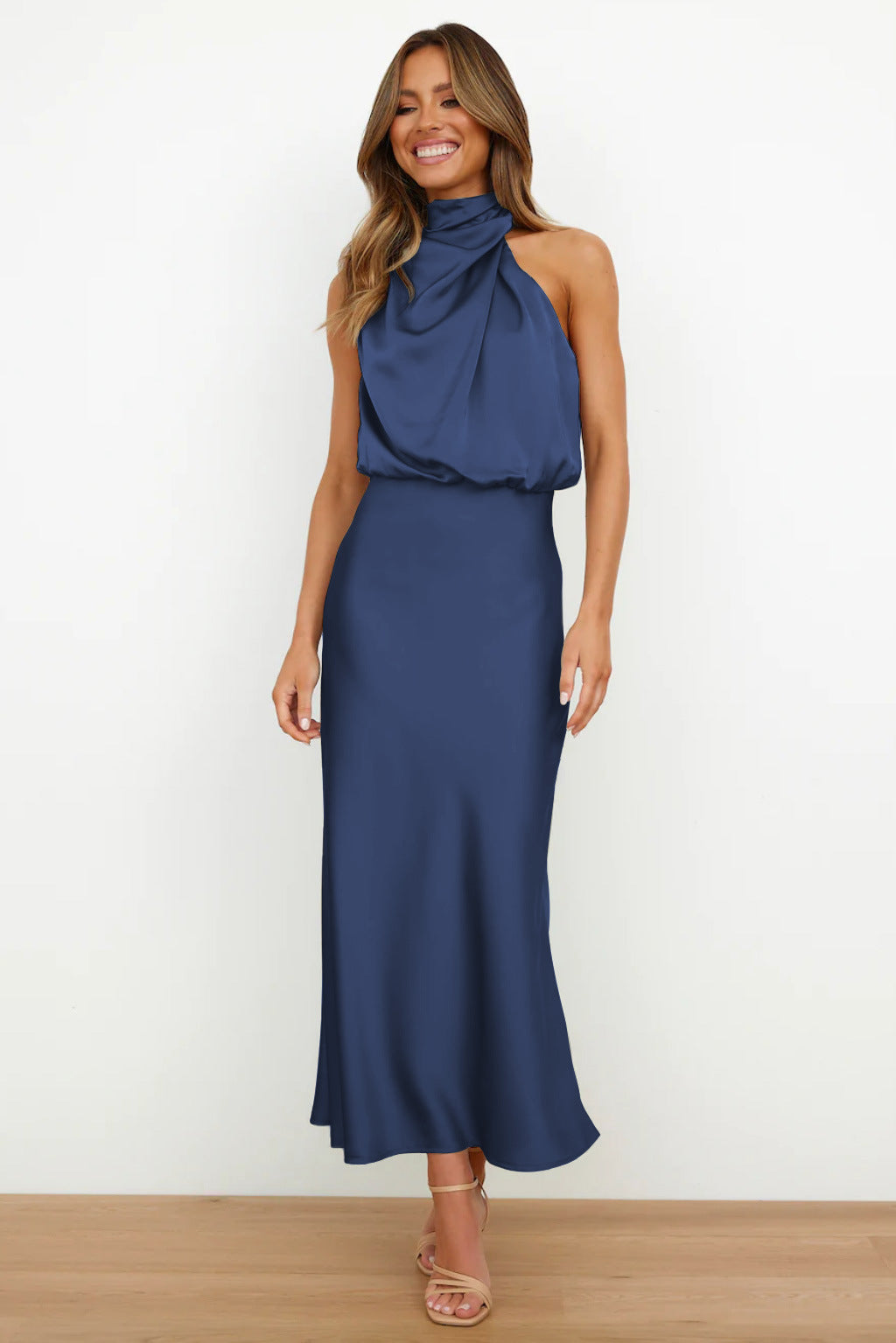 Valeria™ | Lang Satinrobe med Halterneck