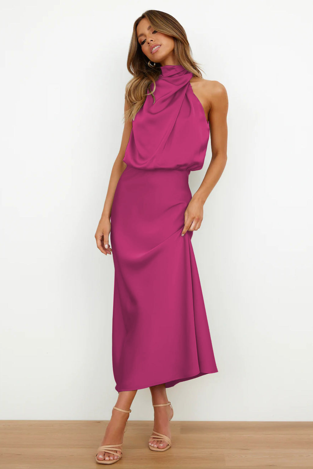 Valeria™ | Lang Satinrobe med Halterneck