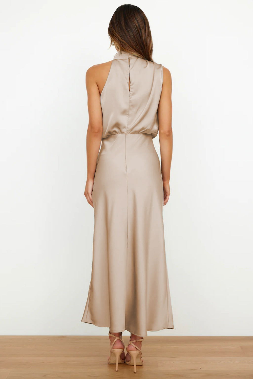 Valeria™ | Lang Satinrobe med Halterneck