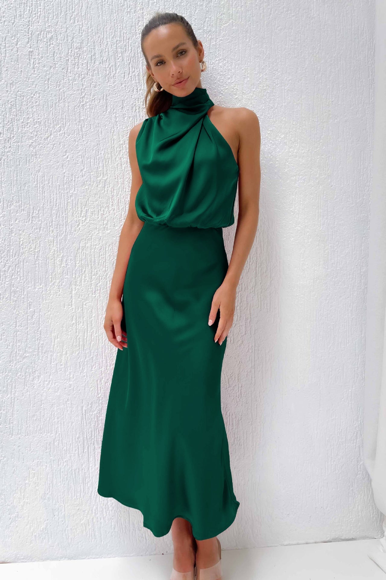 Valeria™ | Lang Satinrobe med Halterneck