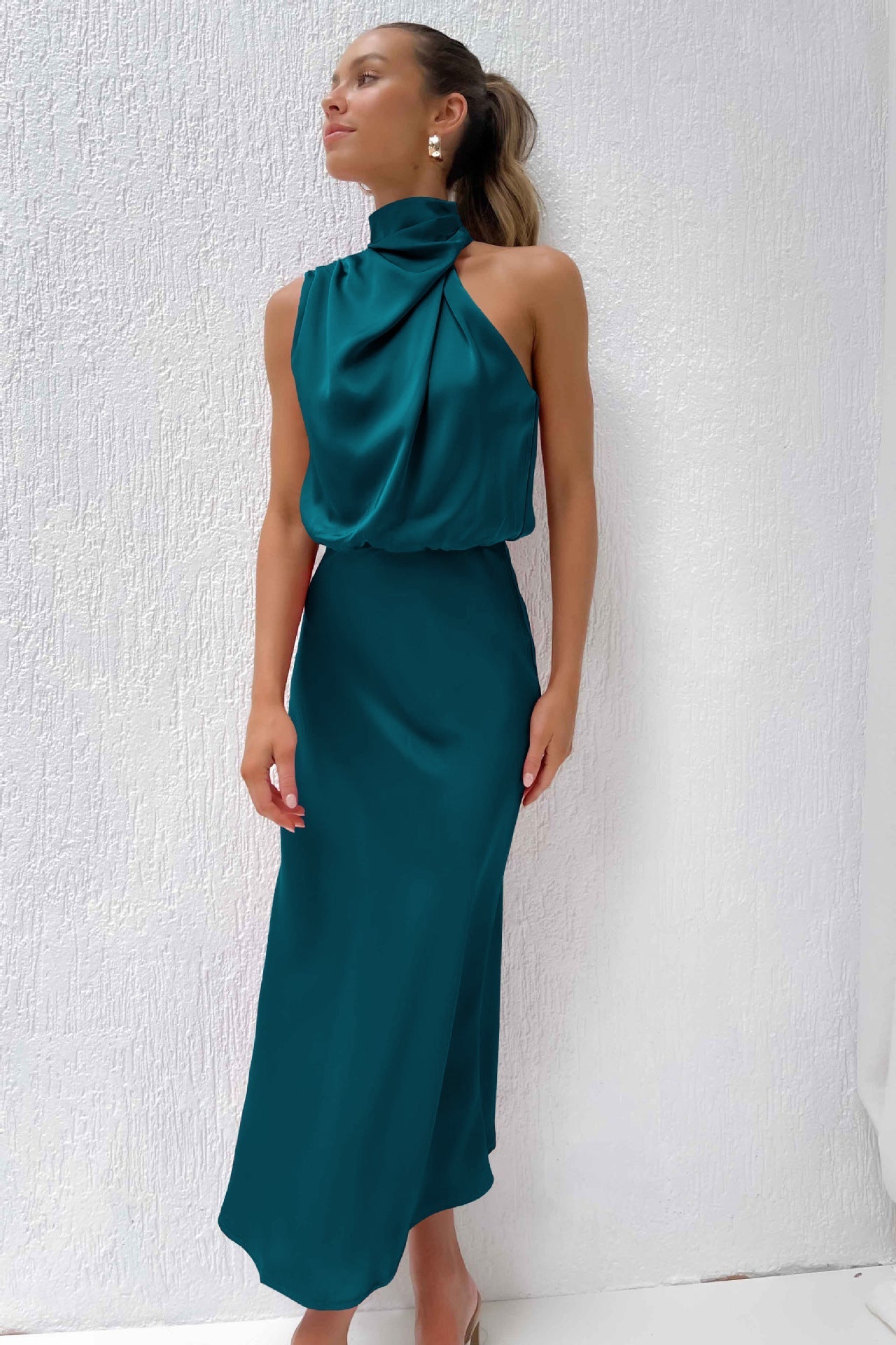 Valeria™ | Lang Satinrobe med Halterneck