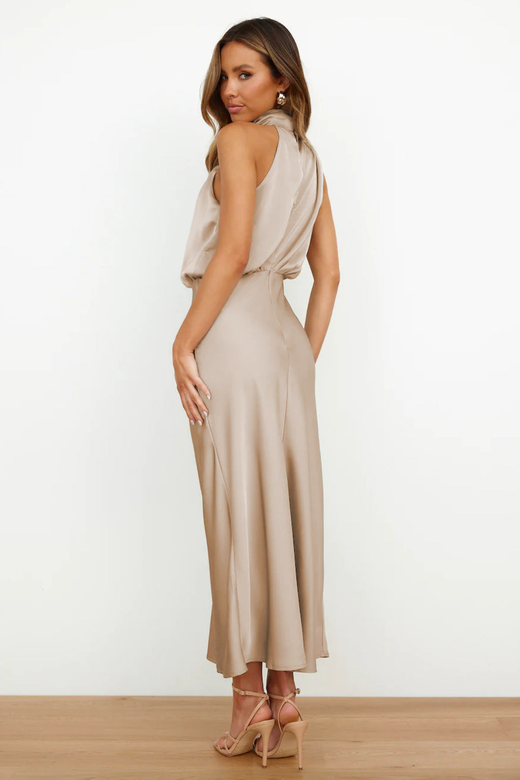 Valeria™ | Lang Satinrobe med Halterneck