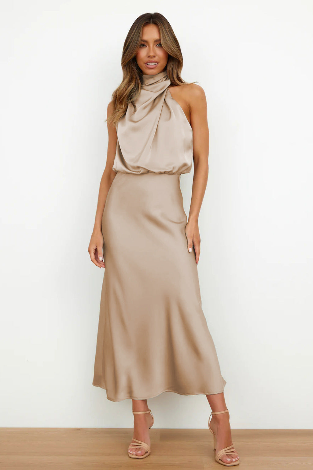 Valeria™ | Lang Satinrobe med Halterneck